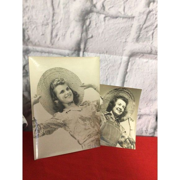 Vintage Original Found Photos “Hat Girls” B&W Snapshot Photos Photography 1950’s - Picture 2 of 10